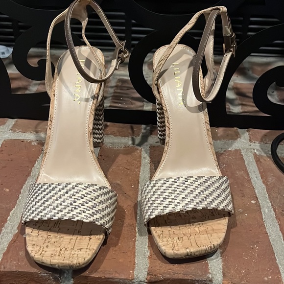 🔥🔥Liliana Sandals! Beautiful Tan and Brown Block Heel! Size:10 Like New!!!! - Picture 2 of 6